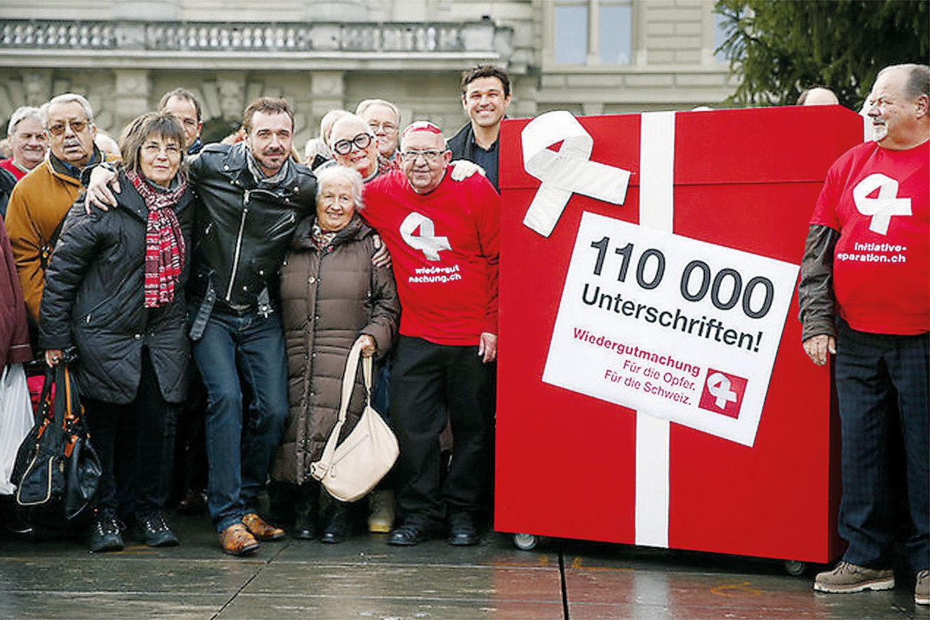 Guido Fluri mit Betroffenen auf dem Bundesplatz in Bern anlässlich der Einreichung der Unterschriften